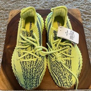 Authentic Yeezy Boost 350 V2  sz4 NWT